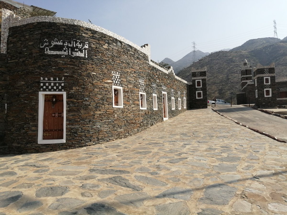abozaidanAmer's tweet photo. قرية صارة ( ال دعشوش) دعشوش التراثية الواقعة شمال رجال المع والتابعة لها اداريا بجمال تصميمها المعماري وحصنها الحربي الفريد بمشاخصه وابراج المراقبة فيه  وجهة سياحية رائعة تنتظر الافتتاح https://t.co/qgfydPRCNi