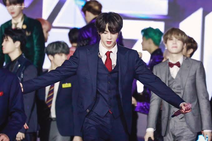 im so bored so heres a thread of 191227 JIN and why it is so iconic  #방탄소년단진  #JIN  #김석진