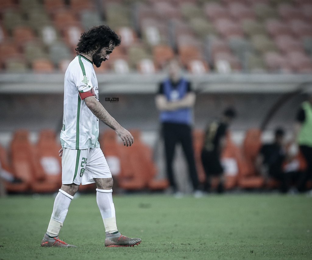 Wafeetzidis's tweet photo. • وقت ما احتاجه المدرب يكون حاضر 
• يلعب في مركز غير مركزه الاساسي
• اكثر من يركض ويقاتل في الفريق
وإن ظهر وقدم مستوى ظلموه وجحدوا حقه ، وإن تعرض الفريق للهزيمة وسوء مستوى جعلوه " شمّاعه " للفشل والهزيمه .. 
قسم بالله ماينتقد الأسطورة إلا جاهل وحاقد وكاره . https://t.co/xVlLDzDQQz