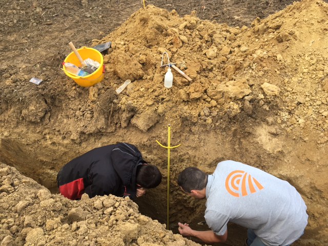 GroupeSCAEL's tweet photo. Ce matin, c'est profil de sol pour la #SCAEL avec @beApi_Coop . Un bon moyen de mieux connaitre ses parcelles et adapter ses pratiques.
#agriculture #agronomie #profildesol https://t.co/YqCDxtxqL5