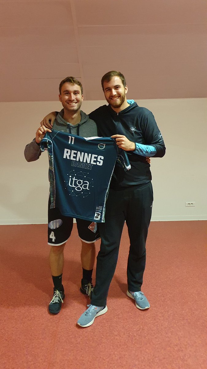 URB35's tweet photo. ✔️Remise des maillots de la saison
🤩Pour l’occasion Philippe Gautier et Lucas Fontaine étaient de la partie
🆕 Saïd Ben Driss prend la relève de Lucas en tant que capitaine de l’URB 🤗 Bryan Pamba sera son second ! https://t.co/rlqdHODuuN
