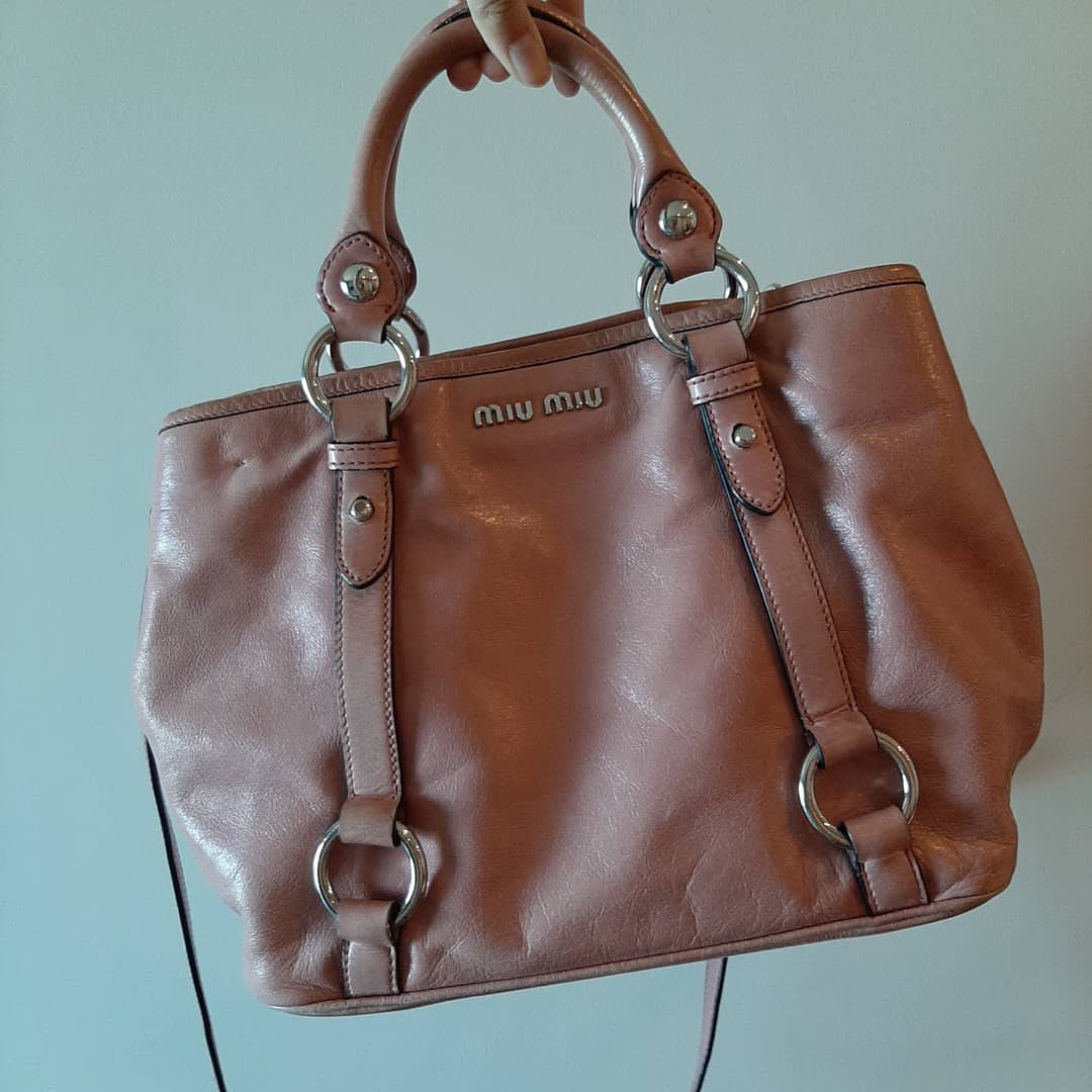 gingerbellg's tweet photo. ขายกระเป๋าmiu miu ของแท้มีการ์ด มีสายยาว 4000บาทรวมส่ง  นัดรับได้แถวบางกระปิ รัชดา  cdcค่ะ 
#กระเป๋ามือสอง #กระเป๋าแบรนด์มือสอง #กระเป๋าแบรนด์เนมมือสอง #miumiu #ส่งต่อเสื้อผ้า #ส่งต่อกระเป๋า #กระเป๋าสะพายข้าง https://t.co/lQ2FrNAKLT