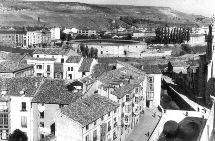 AJOtaller's tweet photo. Nos gusta ver el pasado de los lugares. Cómo eran los barrios en los que ahora hacemos #reformas y de qué vistas disfrutaban 🤗🤗🤗
#casaTOP
#enelAJO #AJOtaller https://t.co/FNKSn5tAqa