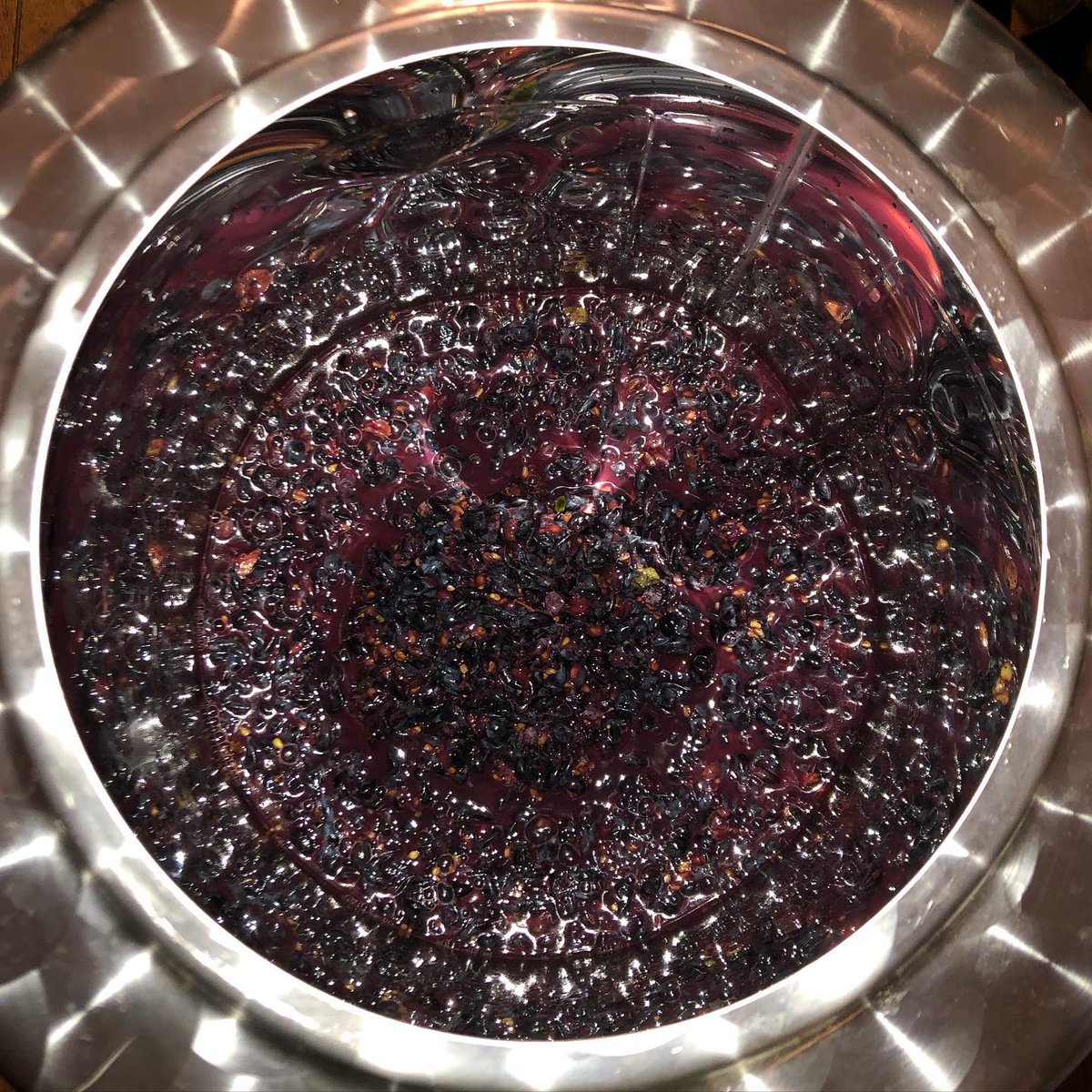 🍇Lief dagboek, de merlot druiven zitten in het vat. Ik herhaal de druiven zitten in het vat. Nu laten we de natuur haar werk doen. Temperatuur loopt al langzaam op, de suikers zitten goed kwa waardes - so far so good 🤞

📸 instagram.com/p/CFzCNwoFOe3/ via tweet.photo