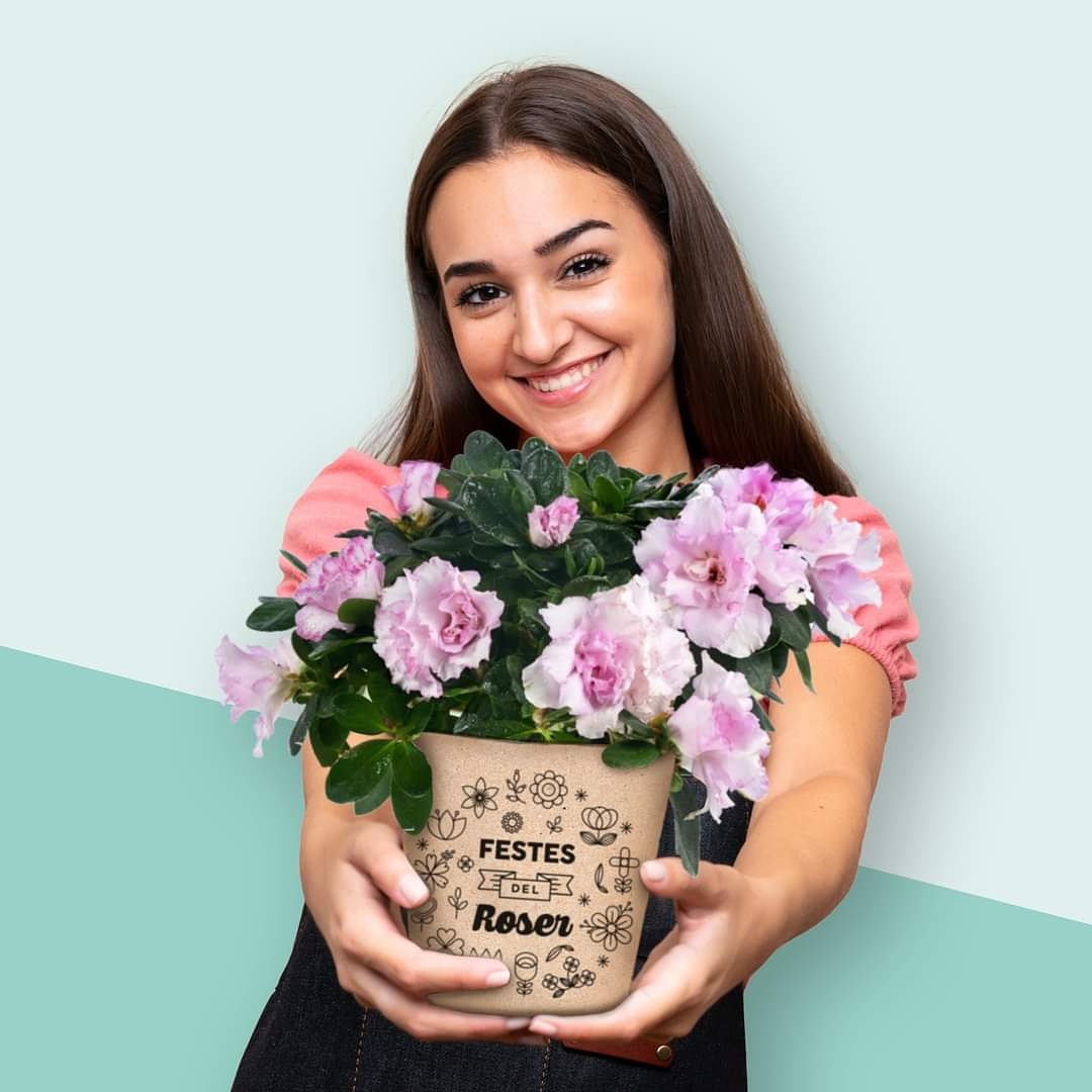 La Festa major de La Rambla, ‘La festa del Roser’, també se celebra a #ElTriangle! Vine divendres i dissabte a la tarda al Centre Comercial, presenta un tiquet de compra d’un mínim de 20€, i t'enduras un test amb llavors i podras guanyar un ram de flors! 😊👍💐
