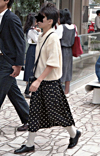 懐かしい昭和時代 1984年 昭和59年 10 6 原宿 新宿 渋谷 女性刈り上げヘア ワカメちゃん風おかっぱ刈り上げ うなじが見えるショートカットが流行 髪を切ってブレイクを果たした小泉今日子の影響 この頃の男子はフミヤカット 年齢が高くなると吉川