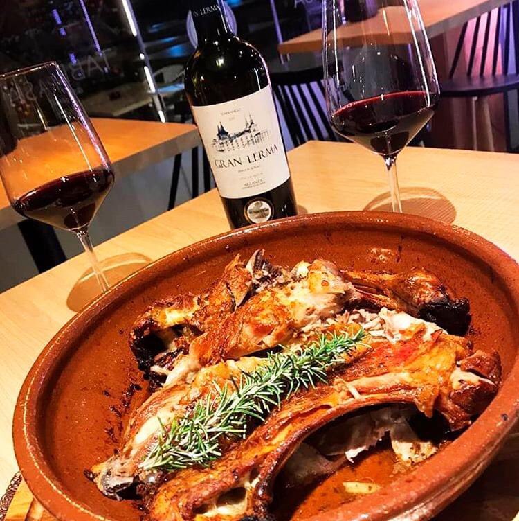 ¿Qué os parece este cuarto de cordero lechal maridado con Gran Lerma? Ahora que llega el frío, a nosotros una delicia... En el restaurante <a href="/TabrasaA/">Tabrasa Asador</a> lo preparan así de bien. 😉
#Lerma #GranLerma #BodegasLerma #vino