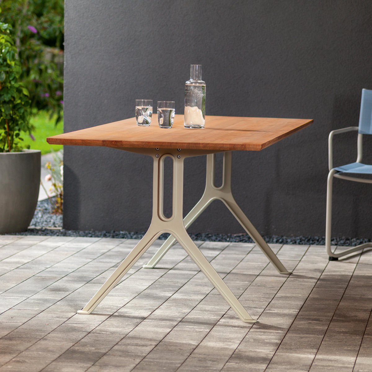 Zuhausesein's tweet image. The "Gustavo" #table by #Weishaeupl made of aluminum sand casting reminds of old industrial furniture, which is now long since traded as #designclassics. In different sizes, the cast base also colored, there is surely a suitable style for everyone.