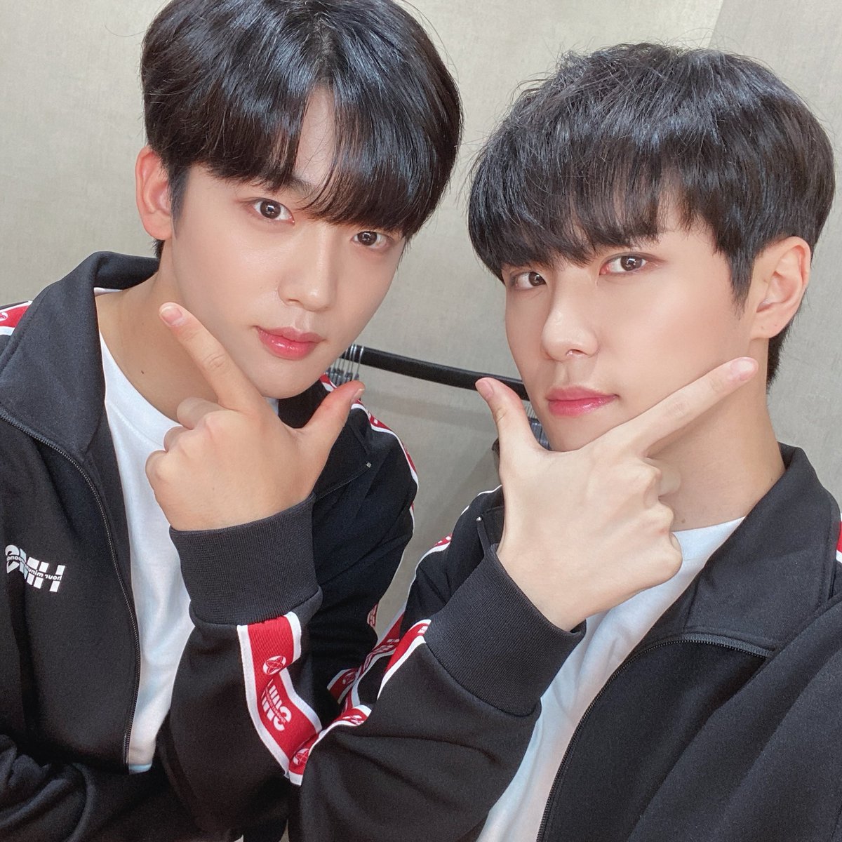 WEi__Official's tweet photo. 안정적인 코너링과 흔들리지 않는 멘탈로 1등을 거머쥔 동하니😬
몰아치는 아이템에 힝구가 되어버렸지만 너무 잘한 요하니😭
🚘여러분들도 맛있는 고기드세요🍖

#위아이 #WEi #김동한 #김요한 #KIMDONGHAN #KIMYOHAN https://t.co/GlJhKzgIEU