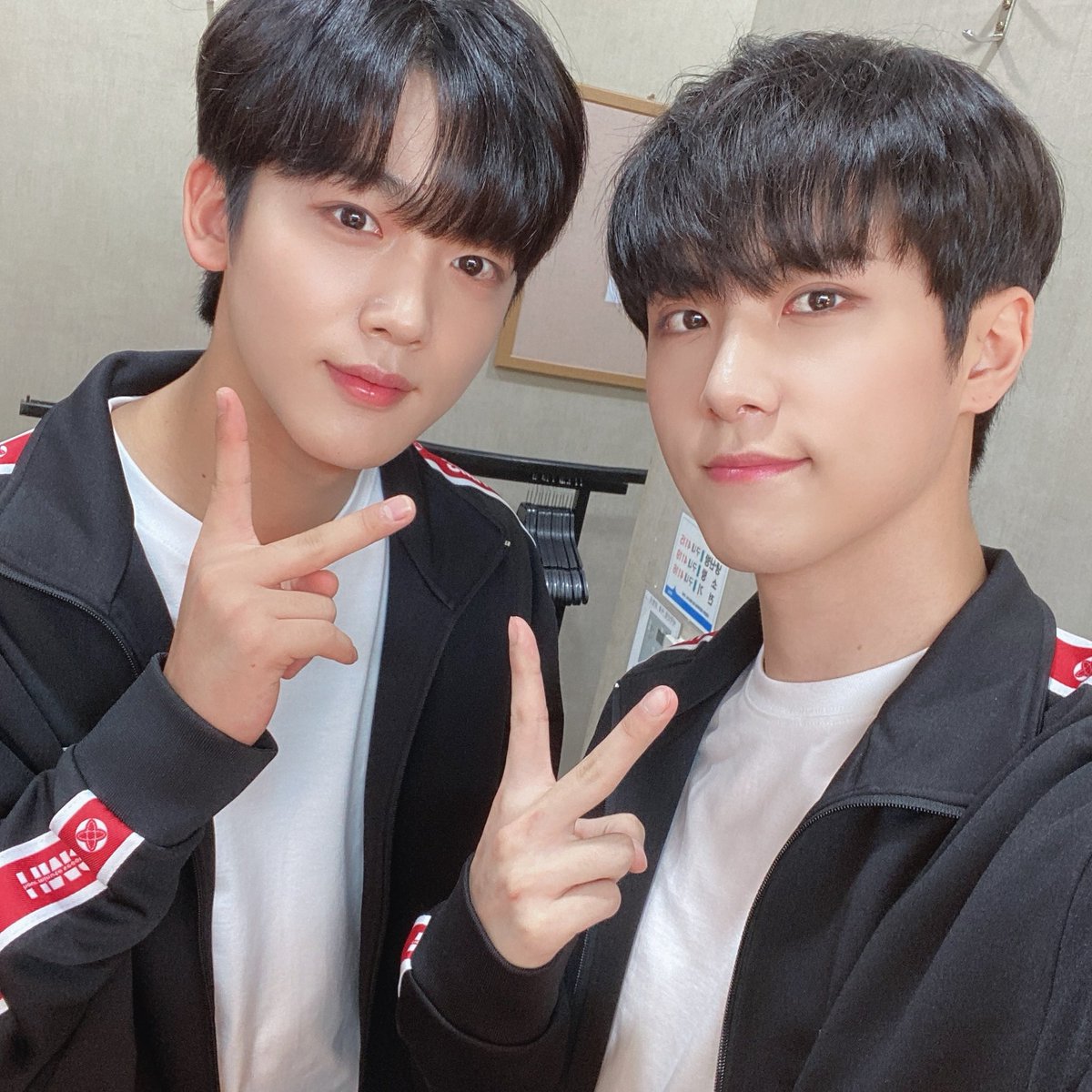 WEi__Official's tweet photo. 안정적인 코너링과 흔들리지 않는 멘탈로 1등을 거머쥔 동하니😬
몰아치는 아이템에 힝구가 되어버렸지만 너무 잘한 요하니😭
🚘여러분들도 맛있는 고기드세요🍖

#위아이 #WEi #김동한 #김요한 #KIMDONGHAN #KIMYOHAN https://t.co/GlJhKzgIEU