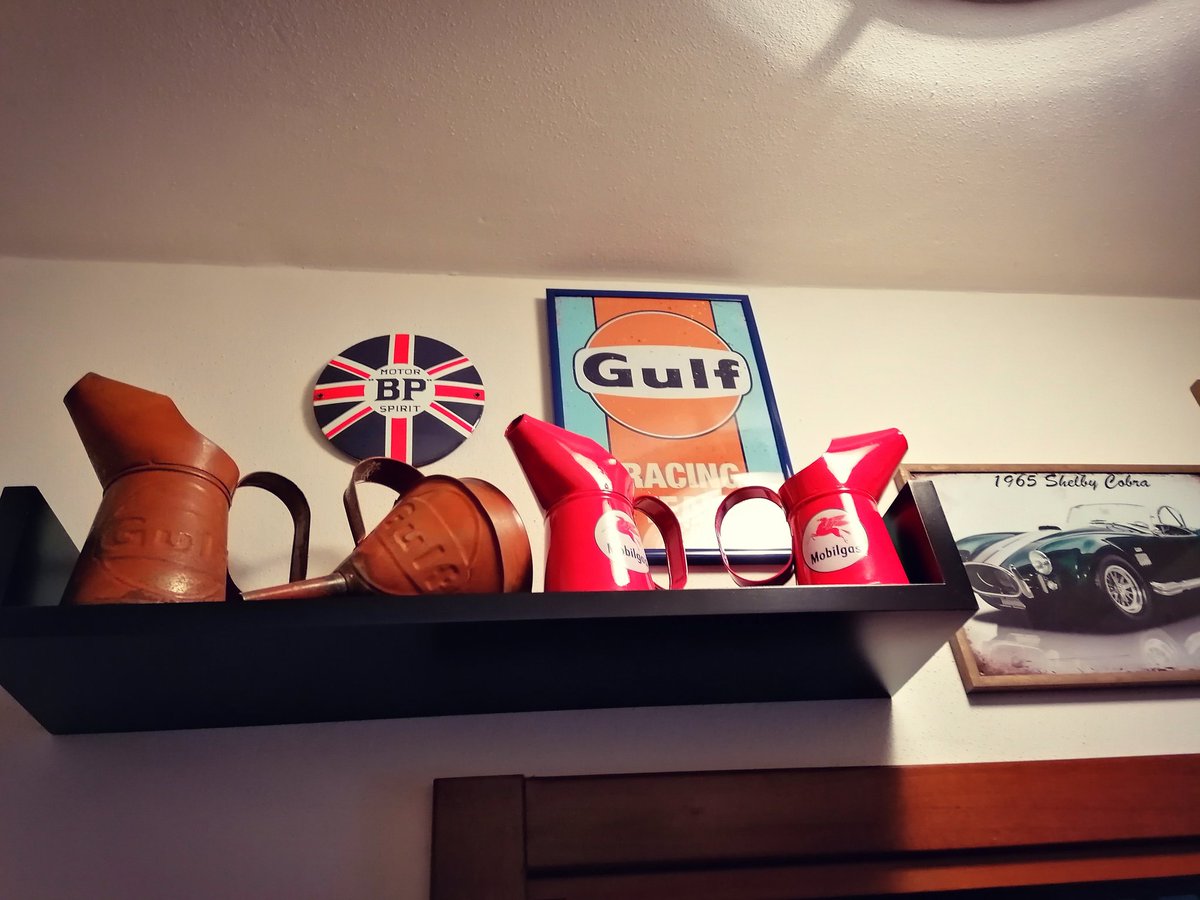 MauriRestelli's tweet photo. @Themed_Garages @DrewPritchard @PaulCowland_ @CCCuration @Rockstarscars @V_Automobilia @Themed_Garages @DrewPritchard @PaulCowland_ @mikebrewer @AntAnstead @GulfOil
My little corner of the back garage at my house... 🏁 (The rest is in my office in the workshop...) #retrogarage #motorsport #petrolhead #gulf #bp #mobilgas #motorspirit #garage #vintage https://t.co/iZwi5OVbkZ