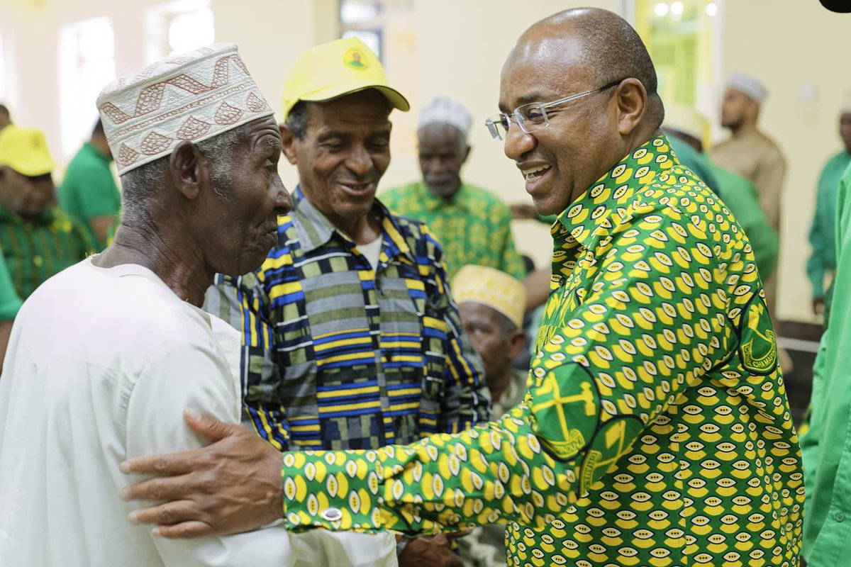 DrHmwinyi's tweet photo. Azma yangu ni kudumisha amani Zanzibar kwa ujumla, Wazee wangu busara zenu zinahitajika  juu ya hili. ( Kiuyu, Mbuyuni Pemba) #yajayonineematupu✊ #mwinyi2020 #kurakwamwinyi✅ https://t.co/k0sB6rj806