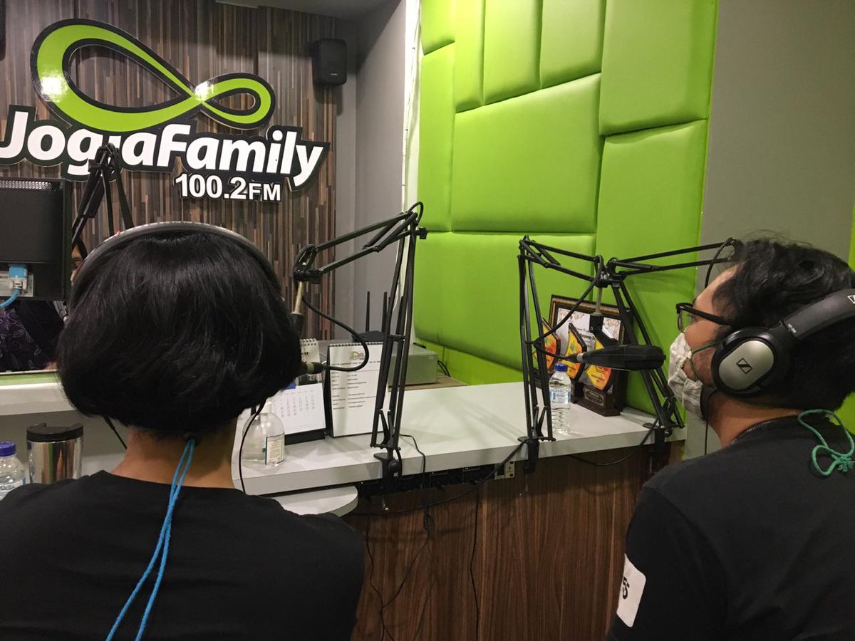 artjog's tweet photo. Talkshow program 'Soremifasol' di #JogjaFamilyFM hari ini🌞

Bersama dengan Amelberga AP (Manager Publikasi)&amp; Doni Maulistya (Penata Artistik/Penulis Naskah Film Expanded ARTJOG). 

Terima kasih💐

#ARTJOGRESILIENCE #ExpandedARTJOG https://t.co/HRFERXUUio