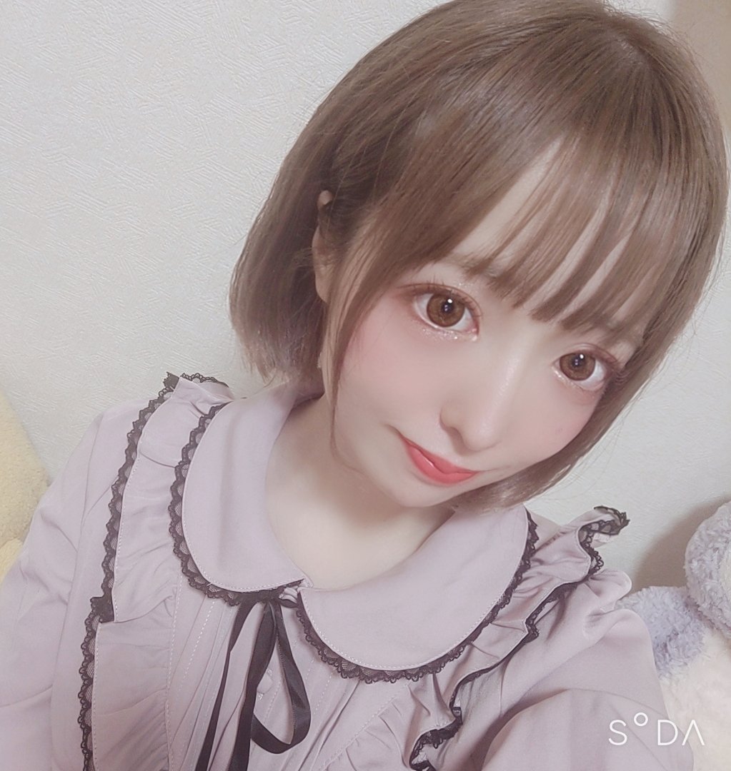 桜 イメチェンしたくて中学生ぶりにボブ O ﾟ ﾟ O 顎ラインだからショートボブなのかな 今回もミルクティーで 毛先辺りは光にあたると少し白っぽい感じになる ˊ ˋ 今までありがとな毛先達 ᯅ T Co Jrfx01cg2a