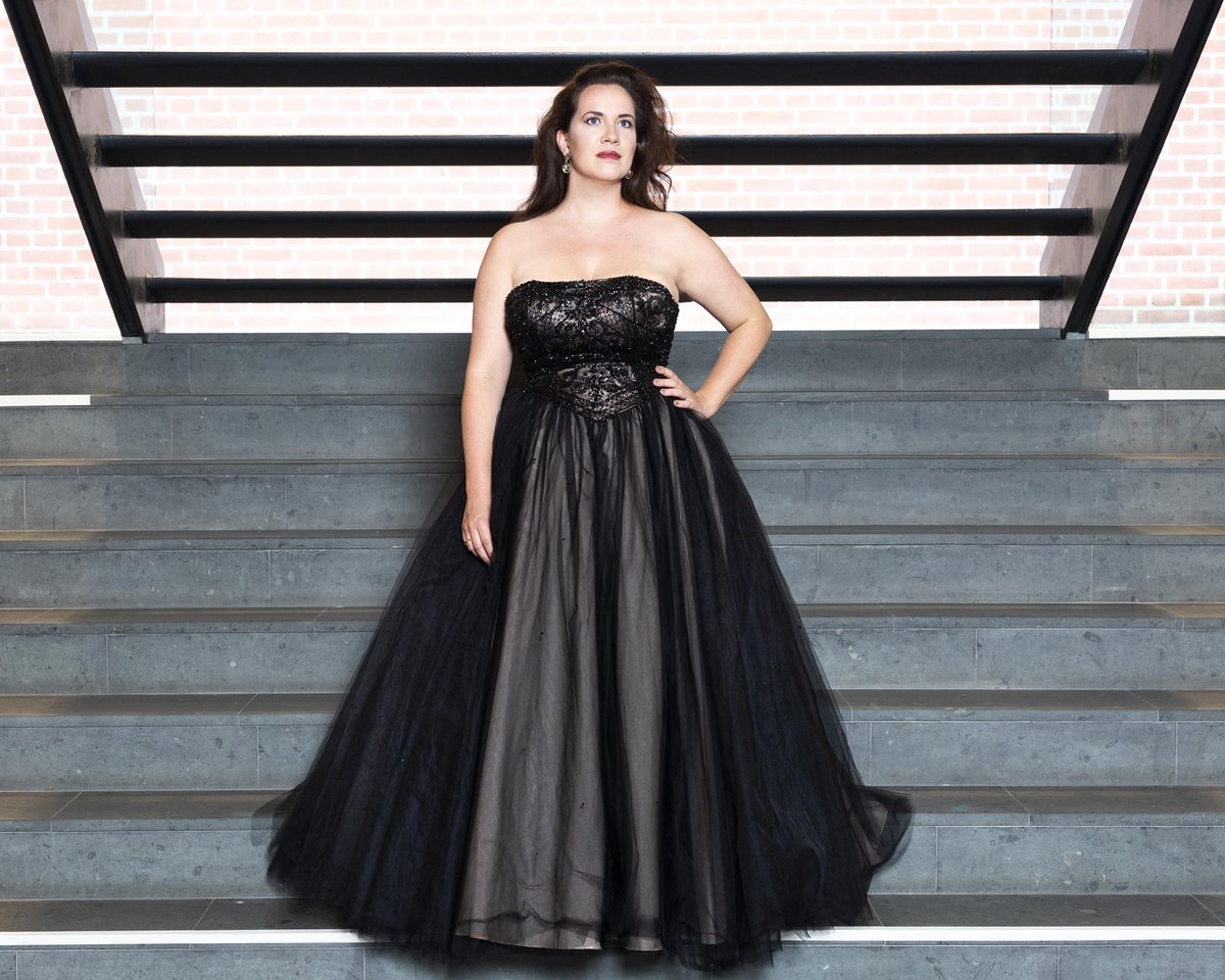 Haarlemse sopraan Jeannette van Schaik presenteert debuut-cd: ’In één keer was mijn agenda leeg, dat was best een klap’ [video] dlvr.it/RhkPgY