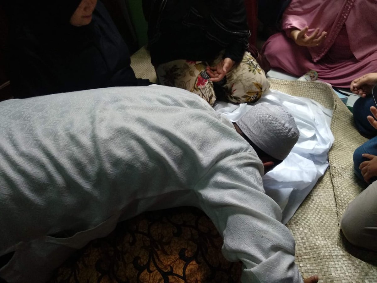 Pernah dulu aku melawan apa yang Mama katakan. Lalu ia berkata, "Nanti kamu akan menangis bila Mama telah tiada."

Dan aku percaya itu sekarang.

Al fatihah mah 🤲😇 2 tahun sudah kepergianmu, maaf aku masih banyak khilaf, semoga tenang si SurgaNya Allah Ta'ala