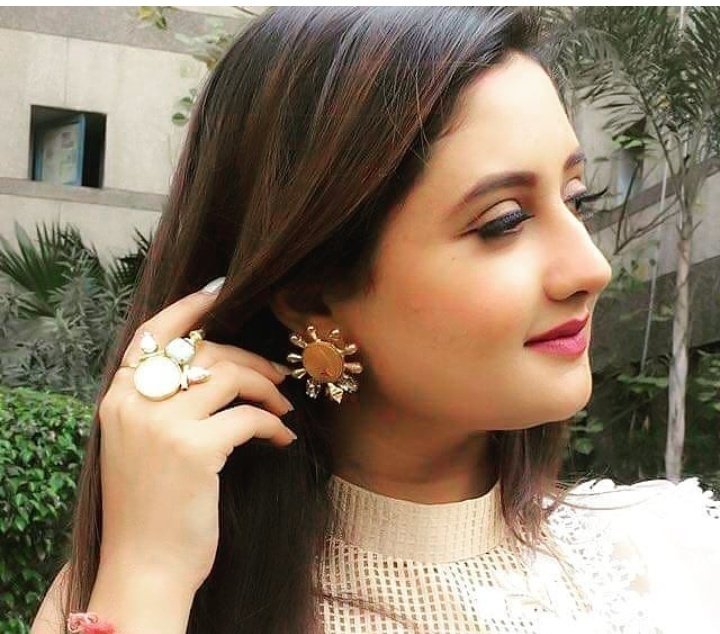 Rashami Desai × MadhuriDixit Love both .. Dancing Diva's Queen's ( ˘ ³˘)Thread of these two Beautiful Diva's Keep Shining Rashami @TheRashamiDesai