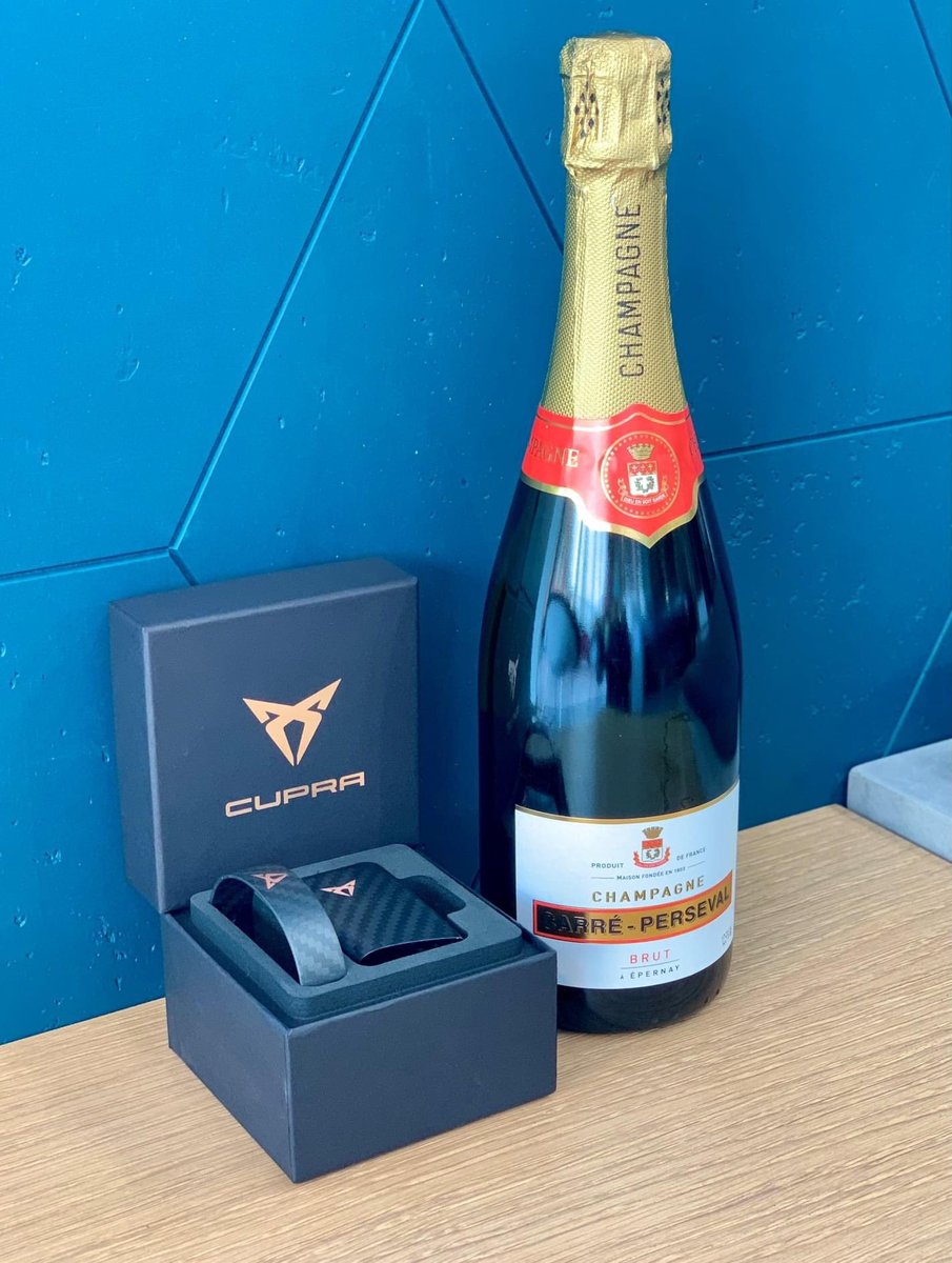 A fantastic start to October with a new face-lift CUPRA Ateca collection with Hanna. 
Complete with an under-cover reveal, CUPRA member box and a bottle of champagne. 
#CreateThePath
#ThinkCUPRAThinkLetchworth #CUPRA #LetchworthCUPRA #CUPRASpecialist #CUPRAAteca #NewCUPRAAteca
