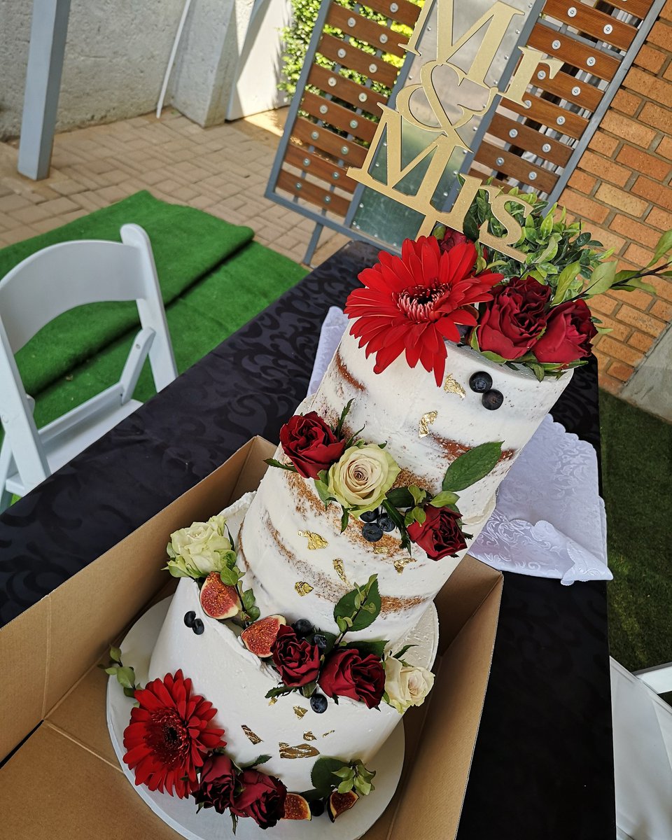 chefnami's tweet photo. Burgundy, White and Gold Wedding Cake...
#KitchenPoetry
#ChefNami https://t.co/nEBcXBVxNT