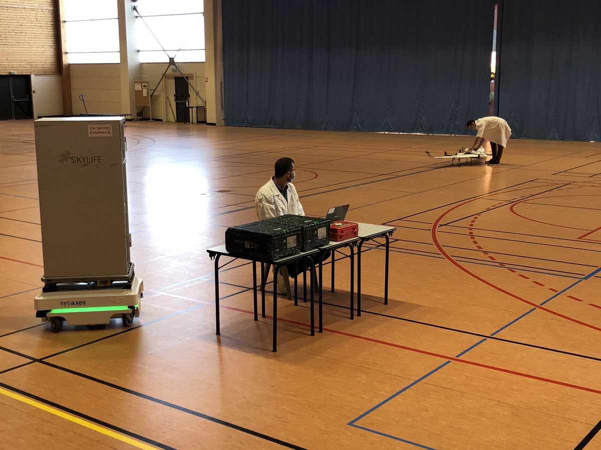 DelphineCommUTT's tweet photo. Démonstration de transport robot-drone à l’@UTTroyes à l’occasion de la Smart Health International Conference #SHeIC 2020 https://t.co/0FxXppZVC6