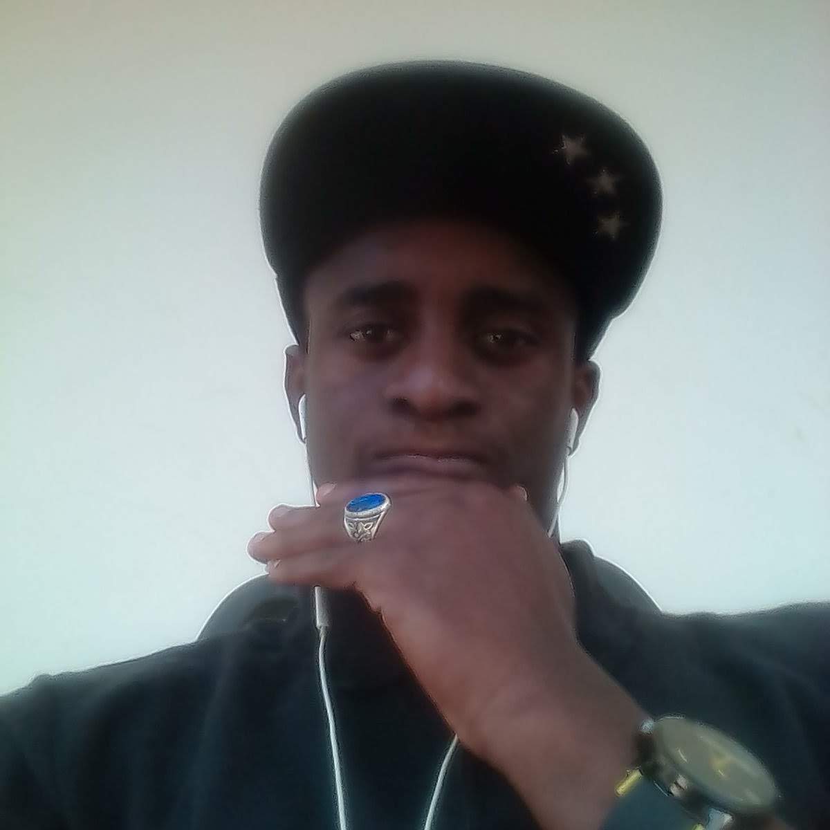 GuyEtom1's tweet photo. Hello peeps, bon début de mois à vous!
It's my birthday month 🎂
#OctoberKing 
#Tweeter237 https://t.co/Sn2jZP2FEq