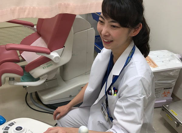 内診台 婦人科検診台 で恥辱を強制され逆らえない女性が大好き 背景の内診台に目が行く