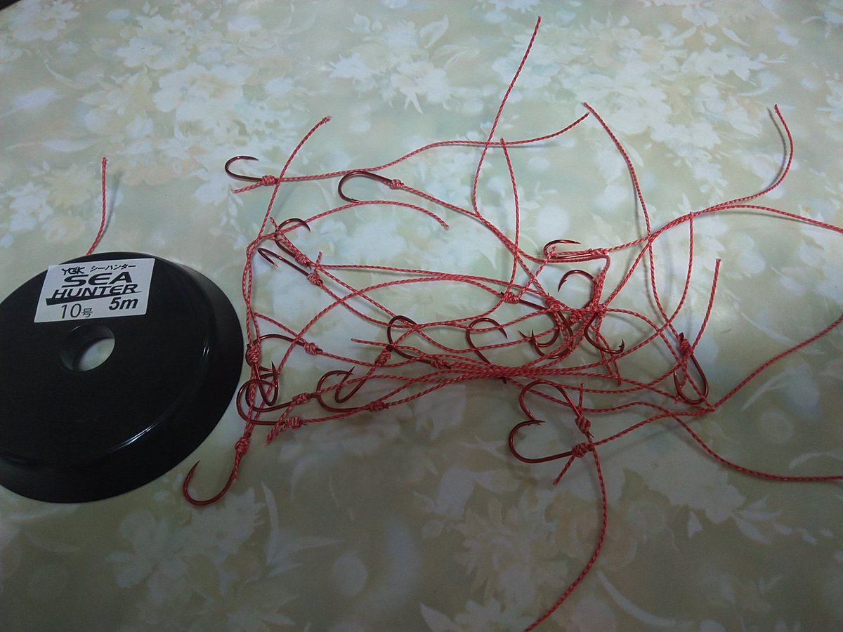 らくだ 赤針はタイラバ3本目の針として活躍してもらうことに 単身赴任先でも フック自作ならはかどりますね しかし タイラバのフックにヒネリは必要ないだろうと今さら気づく 笑 釣り タイラバ フック 赤針 がまかつ