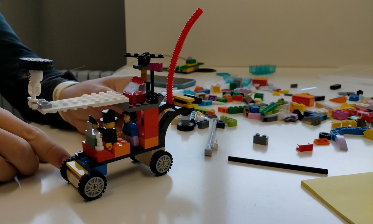 Primer prototipo de la saga "Fast &amp; Serious"...play. #DesignThinking 
Playing... 🌪️🪂