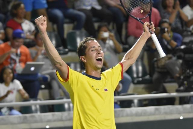 NoticiasTRO's tweet photo. ¡Daniel Galán hace historia! El tenista bumangués derrotó a Tennys Sandgren con parciales 6-2, 6-2 y 6-3 y avanzó a tercera ronda del #RolandGarros, donde enfrentará a Novak Djokovic. https://t.co/4eAjiKLINQ