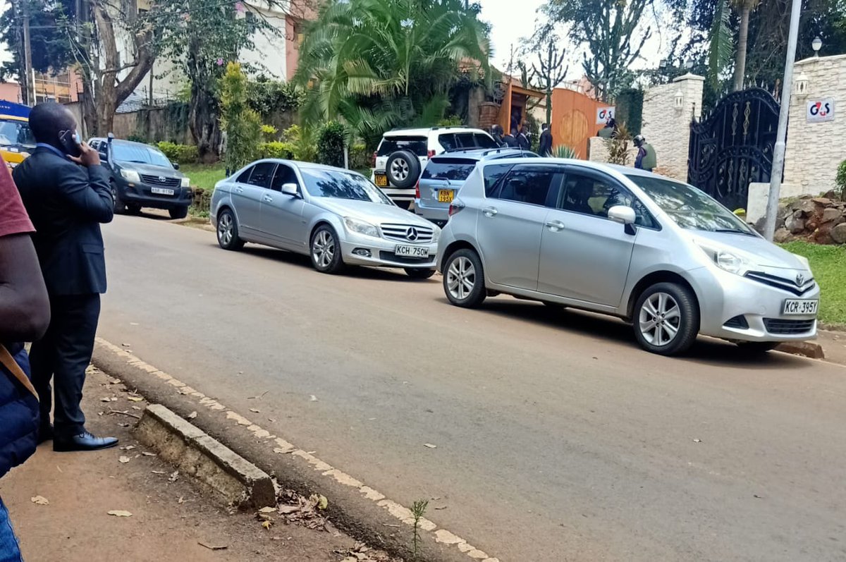 Thirdwaykenya's tweet photo. Former Party member Ekuru Aukot accompanied by over 20 armed goons storms party HQS defying PPDT order barring him from accessing the premises. He has threatened to kill party officials. @ORPPKenya @citizentvkenya @NationBreaking @TheStarBreaking @BreakingNewsKE @ntvkenya https://t.co/iIxNPzJpNq