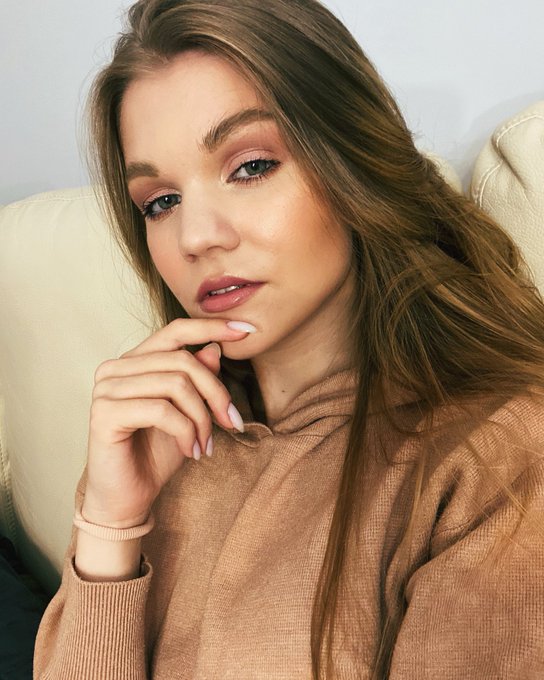 how is your mood?  today is the first free day on my account 👄 the first video is already out.  have<a href="/tag/emilybender"class="tags"><span>#emilybender</span></a>