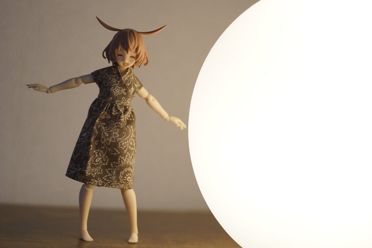 neko250r's tweet image. 十五夜ですね！月🌙…じゃなくてまんまるライトとラプターちゃん！
今回はボタニカル？な柄のワンピース作ってみました！👗🧵
型紙は #ALineStyle 様から使わせて頂きました！
.
#ドールコーディネイトレシピ 
#ハンドメイドドール服
#メガミデバイス
#solラプター