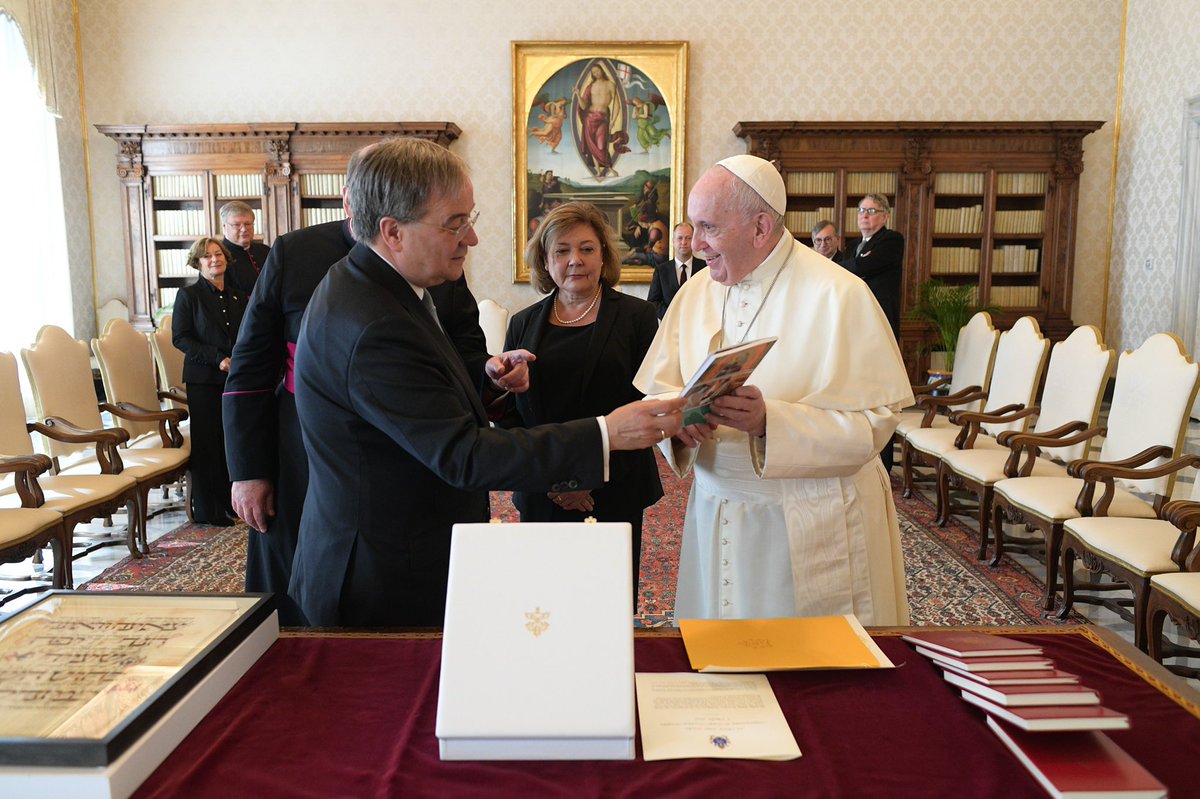 landnrw's tweet photo. Audienz bei @Pontifex_de: Ministerpräsident @ArminLaschet würdigt die Verdienste von Papst Johannes Paul II. zur Deutschen Einheit: „Die Frei­heit des Geistes, die Papst Johannes Paul II. im­mer wieder eingefordert hat, brauchen wir auch heute: in Europa und weit darüber hinaus.“ https://t.co/dyLsncjxY2