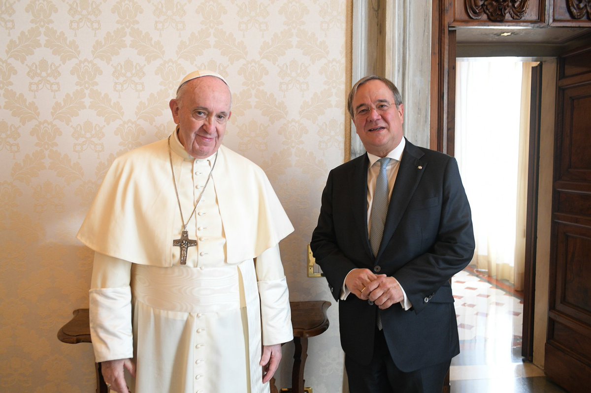 landnrw's tweet photo. Audienz bei @Pontifex_de: Ministerpräsident @ArminLaschet würdigt die Verdienste von Papst Johannes Paul II. zur Deutschen Einheit: „Die Frei­heit des Geistes, die Papst Johannes Paul II. im­mer wieder eingefordert hat, brauchen wir auch heute: in Europa und weit darüber hinaus.“ https://t.co/dyLsncjxY2