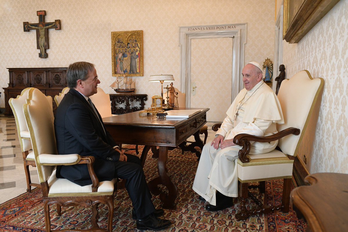 landnrw's tweet photo. Audienz bei @Pontifex_de: Ministerpräsident @ArminLaschet würdigt die Verdienste von Papst Johannes Paul II. zur Deutschen Einheit: „Die Frei­heit des Geistes, die Papst Johannes Paul II. im­mer wieder eingefordert hat, brauchen wir auch heute: in Europa und weit darüber hinaus.“ https://t.co/dyLsncjxY2