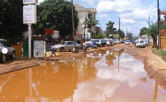 lubega95's tweet photo. Is Uganda really worth building 223km road in Democratic Republic of Cong?🤔🤔 Oba Museveni is just pretending that everything is fine here🤷. Where do Ugandans benefit from it????@KagutaMuseveni @UNRA_UG https://t.co/hDV5hkics4