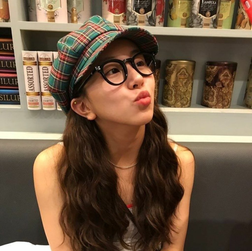 chaeypics's tweet photo. wow look at this pretty girl https://t.co/F5lm2ihB18