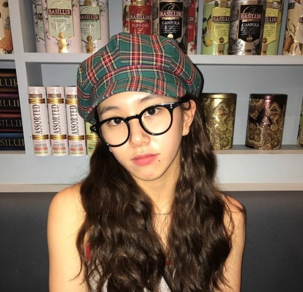 chaeypics's tweet photo. wow look at this pretty girl https://t.co/F5lm2ihB18