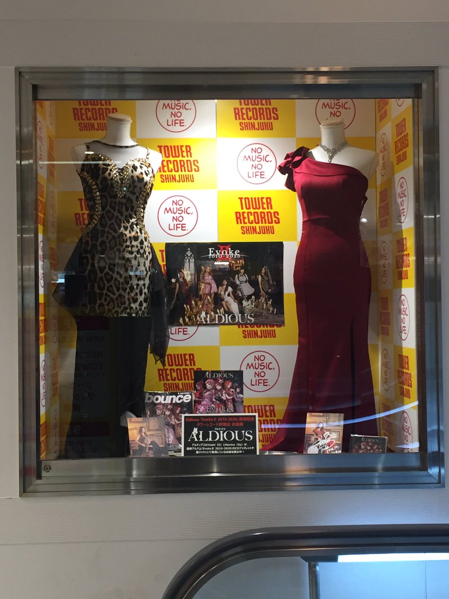zapeora's tweet photo. 新宿のタワレコでよっしーさんとマリナさんの衣装を見てきました(╹◡╹)
#Aldious #EvokeII https://t.co/MCJFtxc01Q