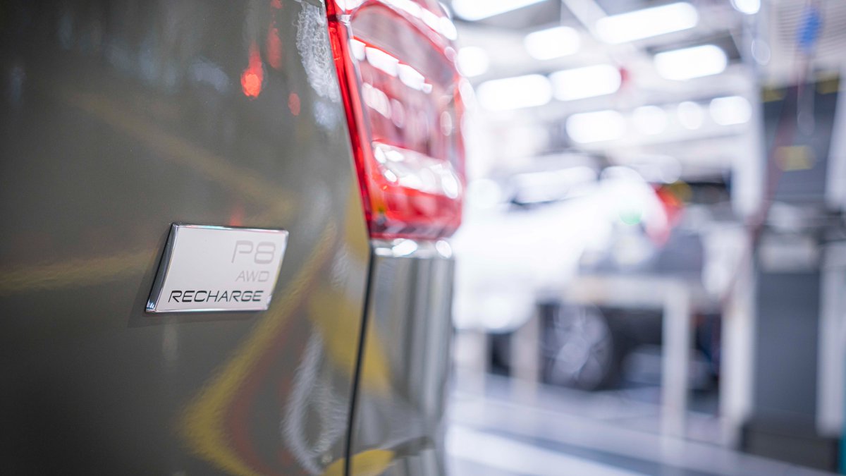 Vlaams minister van Werk en Innovatie <a href="/crevits/">Hilde Crevits</a> reed de allereerste volledige elektrische Volvo van de lijn <a href="/volvocargent/">Volvo Car Gent</a>. Power up voor de gloednieuwe XC40 Recharge P8, made in Gent!
#XC40Recharge #lifeatvolvocars #sustainability #electrification
#innovation #proudemployees