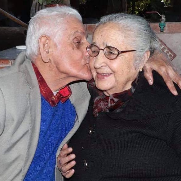 Dignidad!! Las personas adultas mayores tienen derecho a vivir feliz, con seguridad, libres de cualquier forma de explotación, maltrato físico o mental y recibir un trato digno!!! Sabemos que ha sido un tiempo muy difícil, pero hoy, en el día Internacional de los Adultos Mayores!