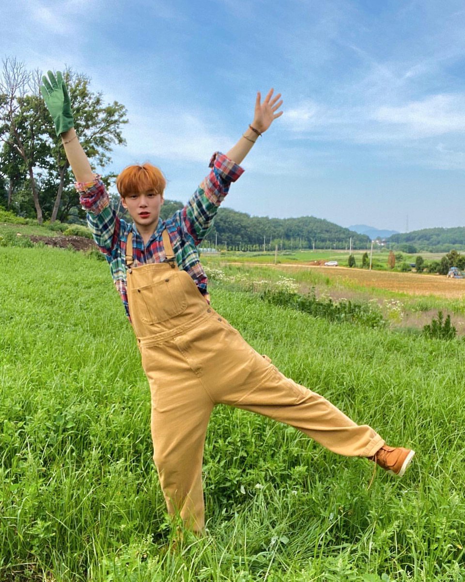 FromMyHerz's tweet photo. 🐶: Quisiera vivir mi segunda vida como un profesor de kinder. Creo que monbebe enviaría a sus hijos a mi escuela.. así podría verte una vez más.

@OfficialMonstaX
*no estoy llorando, sólo se me metió un Te Amo Min en el ojo* https://t.co/ux5trOZrrp
