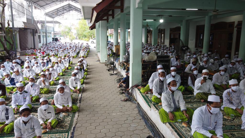 NUgarislucu's tweet photo. Selamat dan Sukses Haul ponpes #Langitan yang diselenggarakan secara virtual, dikuti oleh 77 daerah dan 7 negara. 

Semoga menjadi percontohan untuk  kita semua, bahwa acara besar tetap bisa dilangsungkan dengan hidmah meskipun jarak memisah. 

Tabik. https://t.co/JXjUnXFYvM