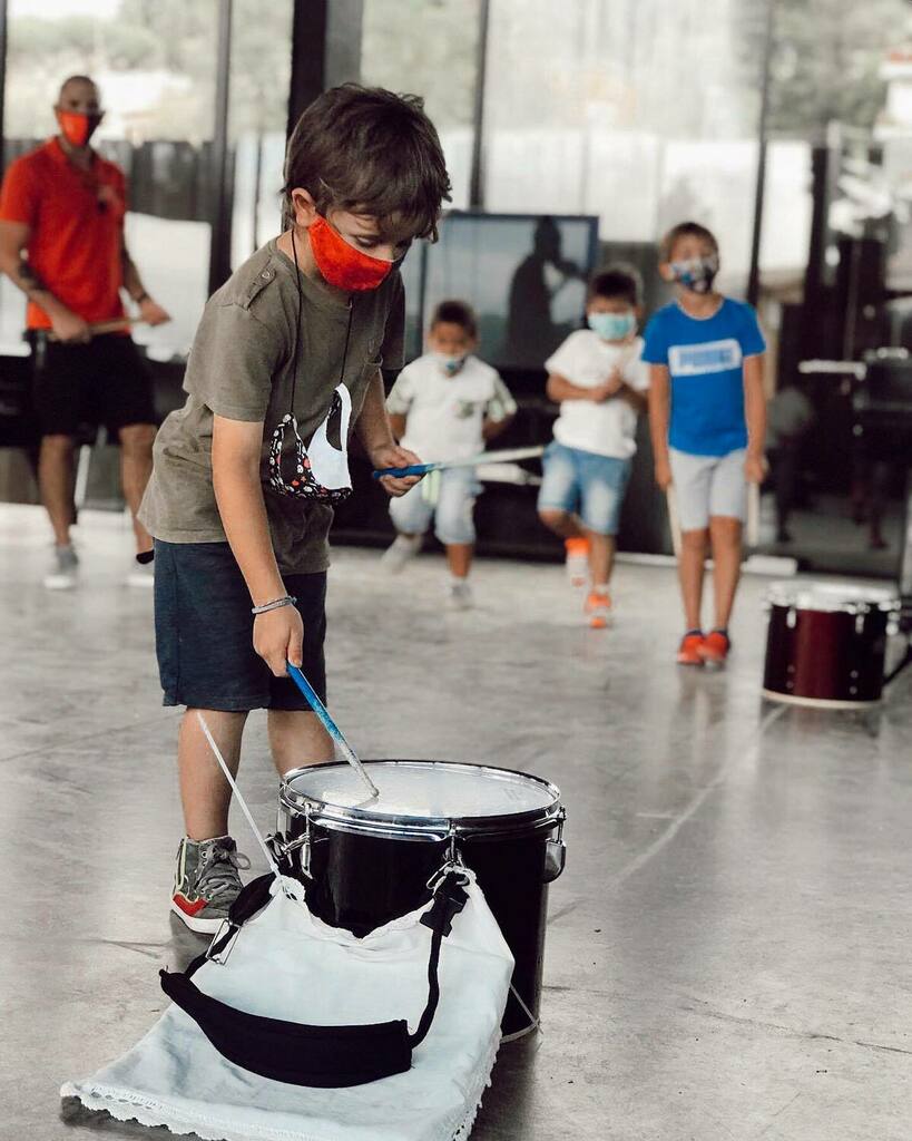 SolRePercussio's tweet photo. Ens adaptem als nous hàbits i costums, però no deixem de #jugar i #aprendre amb la #percussio!! 💪🏼😷🥁
.
.
.
.
.
.
#SolRe #batucada #drum #art #passio #passion #joc #instalike #ritme #ritmo #rhyhtm #taller #escola #school #mascareta #begur #tambor #baq… https://t.co/VHa6O0TbvF https://t.co/eTKFjQVwDw