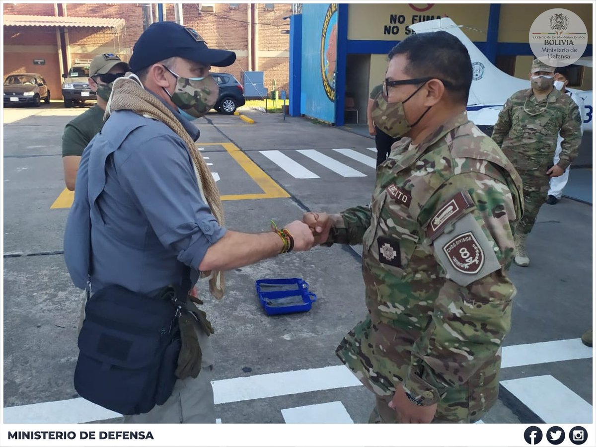 mindefbolivia's tweet photo. #Ahora El Ministro @Ferlopezjulio1 acompañado del Viceministro de #DefensaCivil, Contralmte.Thellaeche y bomberos de la Gobernación están en la Unidad Diablos Rojos para sobrevolar el Municipio de #Postrervalle y hacer un diagnóstico en esta zona afectada por incendios forestales https://t.co/HYvaE4ZwfT
