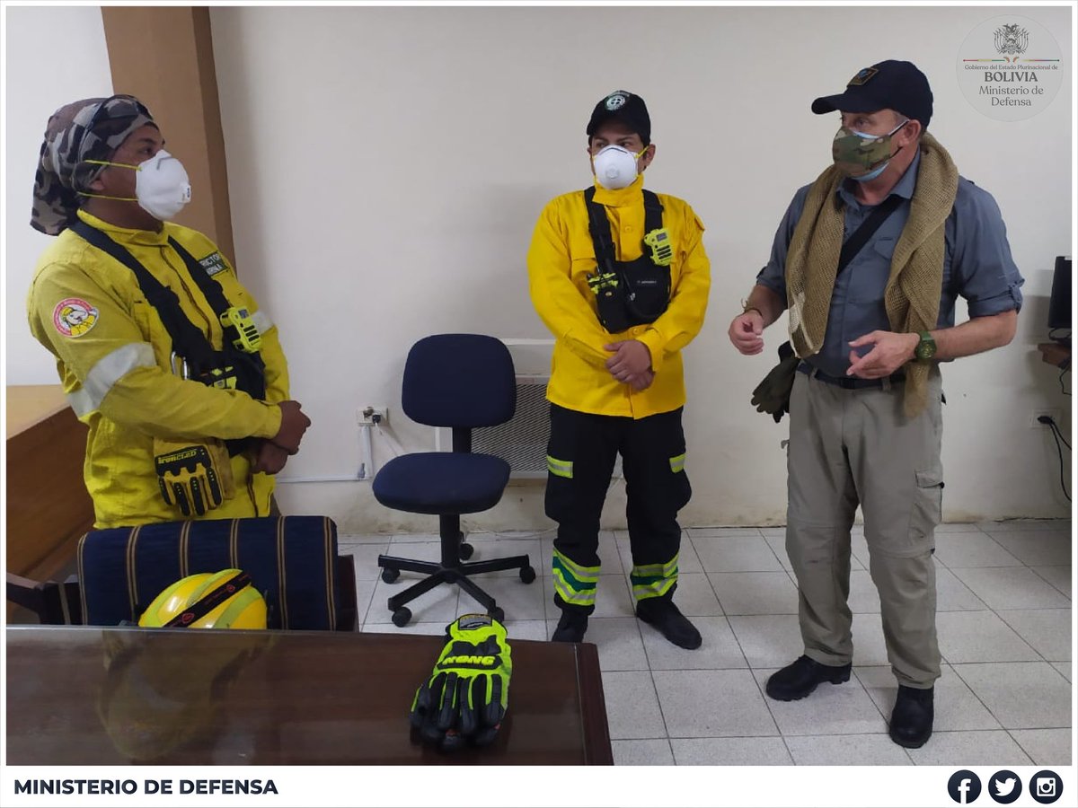 mindefbolivia's tweet photo. #Ahora El Ministro @Ferlopezjulio1 acompañado del Viceministro de #DefensaCivil, Contralmte.Thellaeche y bomberos de la Gobernación están en la Unidad Diablos Rojos para sobrevolar el Municipio de #Postrervalle y hacer un diagnóstico en esta zona afectada por incendios forestales https://t.co/HYvaE4ZwfT