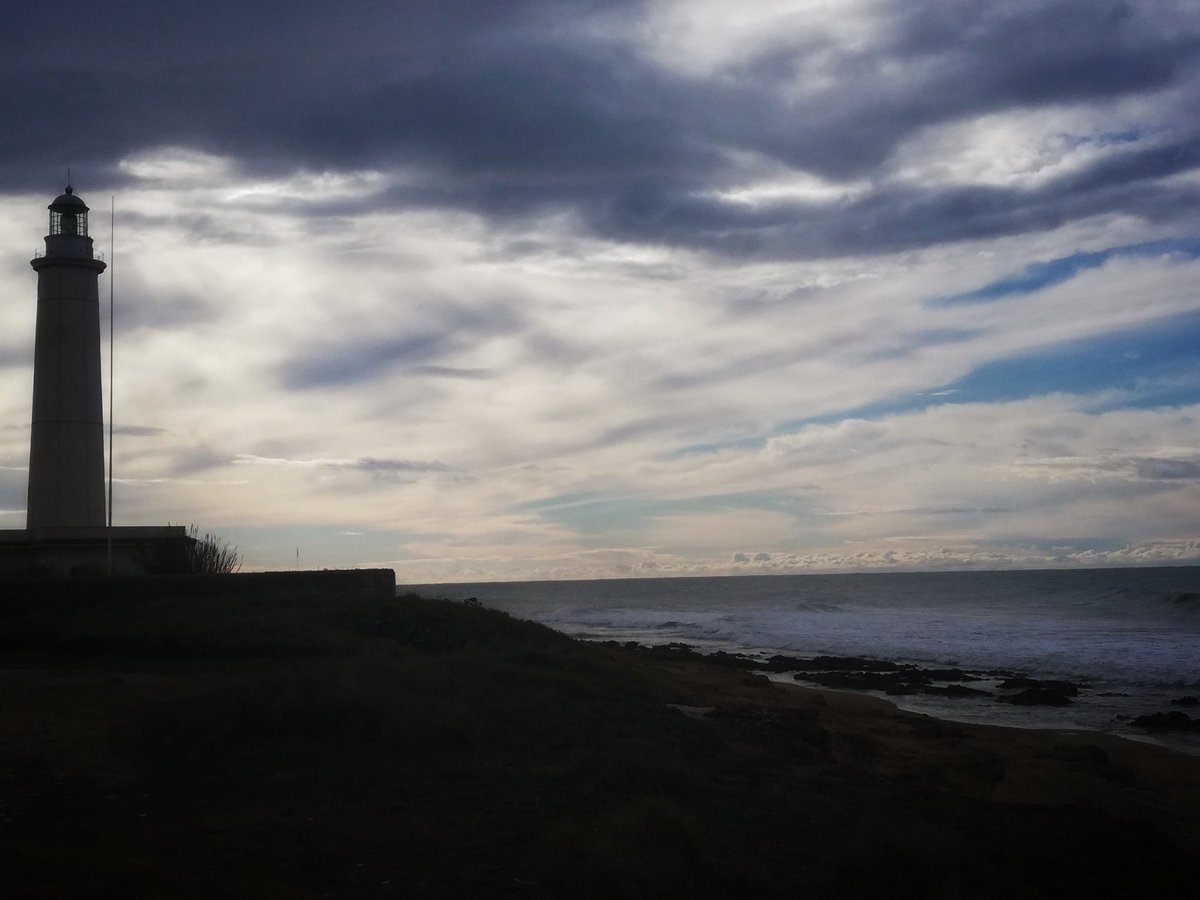 "Era l'ora felice dell'assalto
e del bacio.
L'ora dello stupore
che ardeva come un faro".

Pablo Neruda