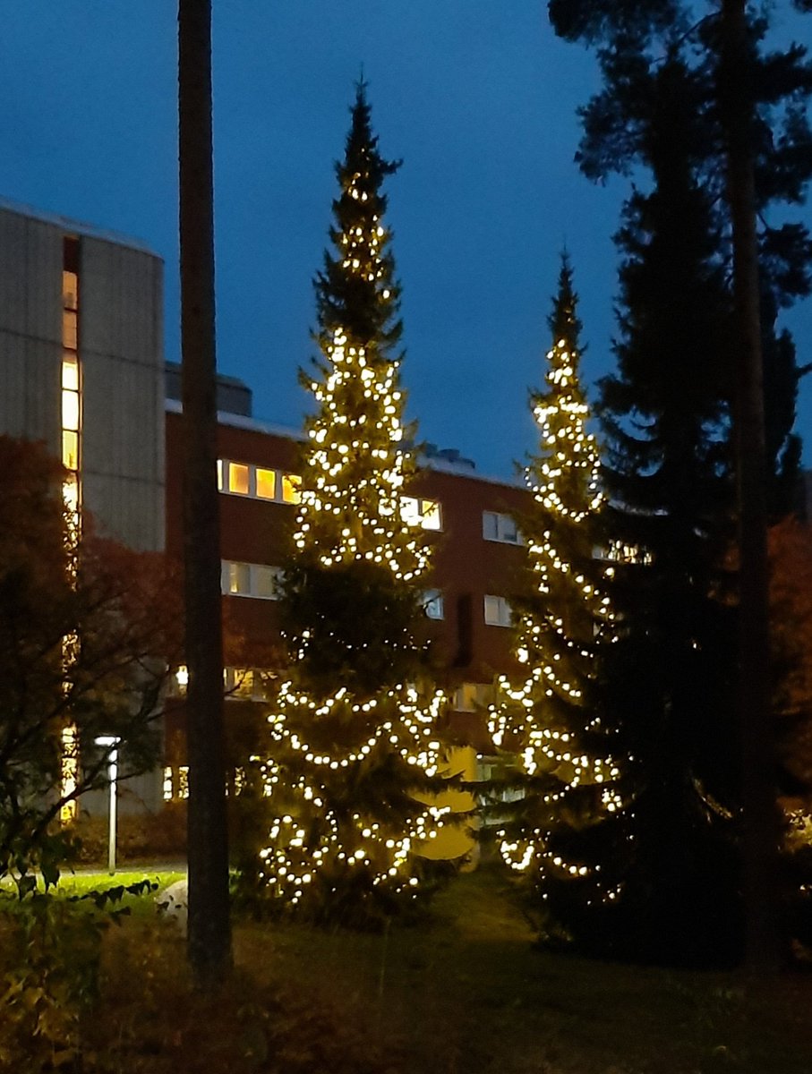 halonen_anu's tweet photo. Onko tosiaan jo lokakuu?! Aamu oli kyllä pimeä mutta onneksi oli valot vastassa töihin tullessa 🙂 #ksshp #talvivalot #valoapimeyteen https://t.co/CYeaglBvIy