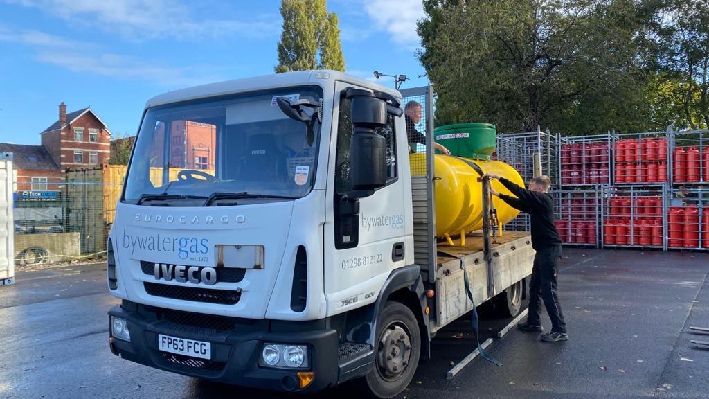 ExtraGasLPG's tweet photo. Our friends over at @bywatergas popped in for some tanks. Here’s Sam (hi vis) and Bobs. These young men are 3rd generation gas men. Sam’s dad Karl, (Extra Gas) and Bobs dad, Peter (Bywater) went to school together and both Karl &amp; Peters fathers were gas men before them! https://t.co/6mU6jVmwtM