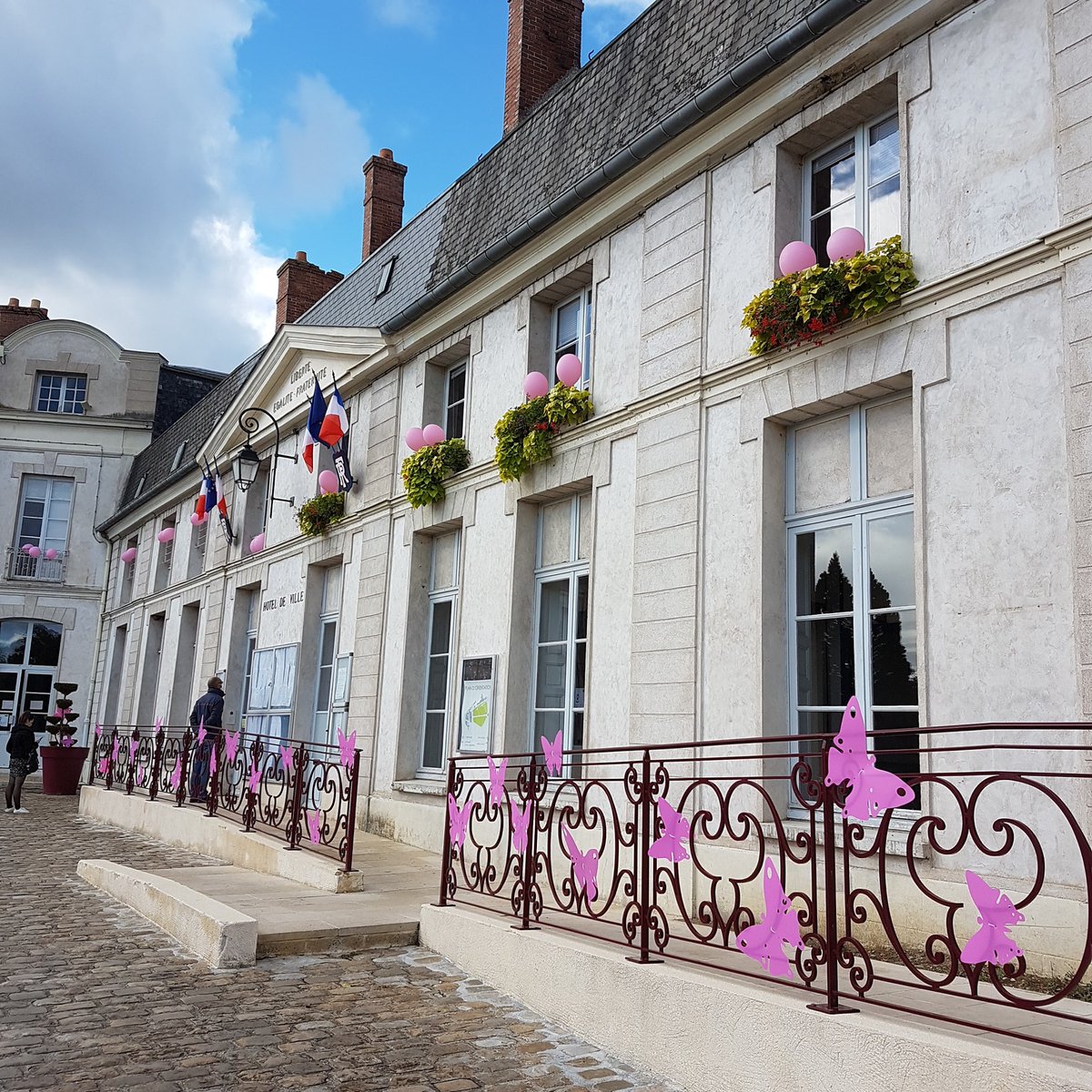 VilledeDourdan's tweet photo. #Dourdan C'est parti pour un mois rose ! La ville soutien la lutte contre le cancer du sein ! @RubanRose #OctobreRose #CancerDuSein @LeRep91 @LeParisien_91 @ActuEssonne https://t.co/liGxu0uIwg